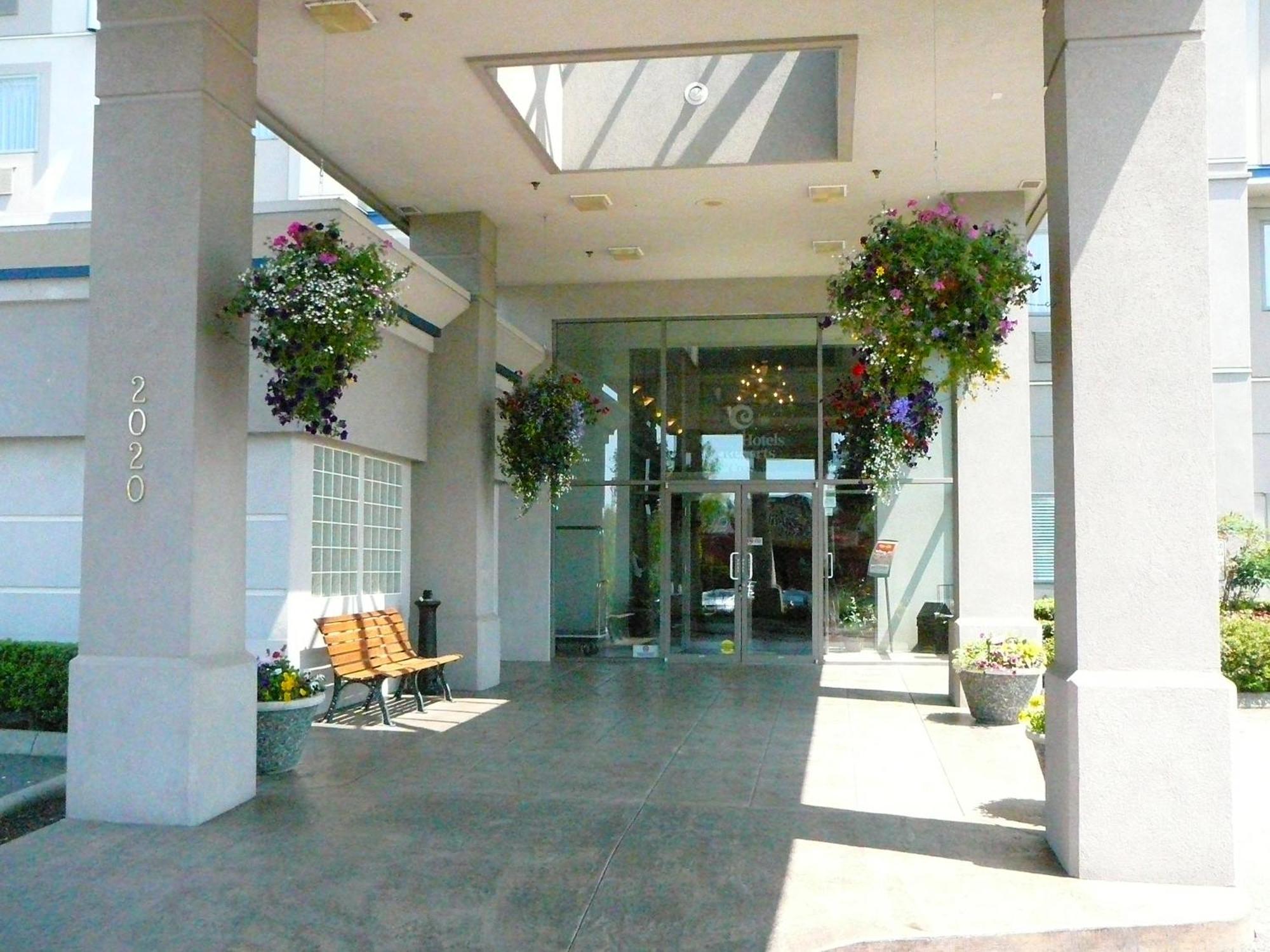 Coast Abbotsford Hotel & Suites Exteriör bild