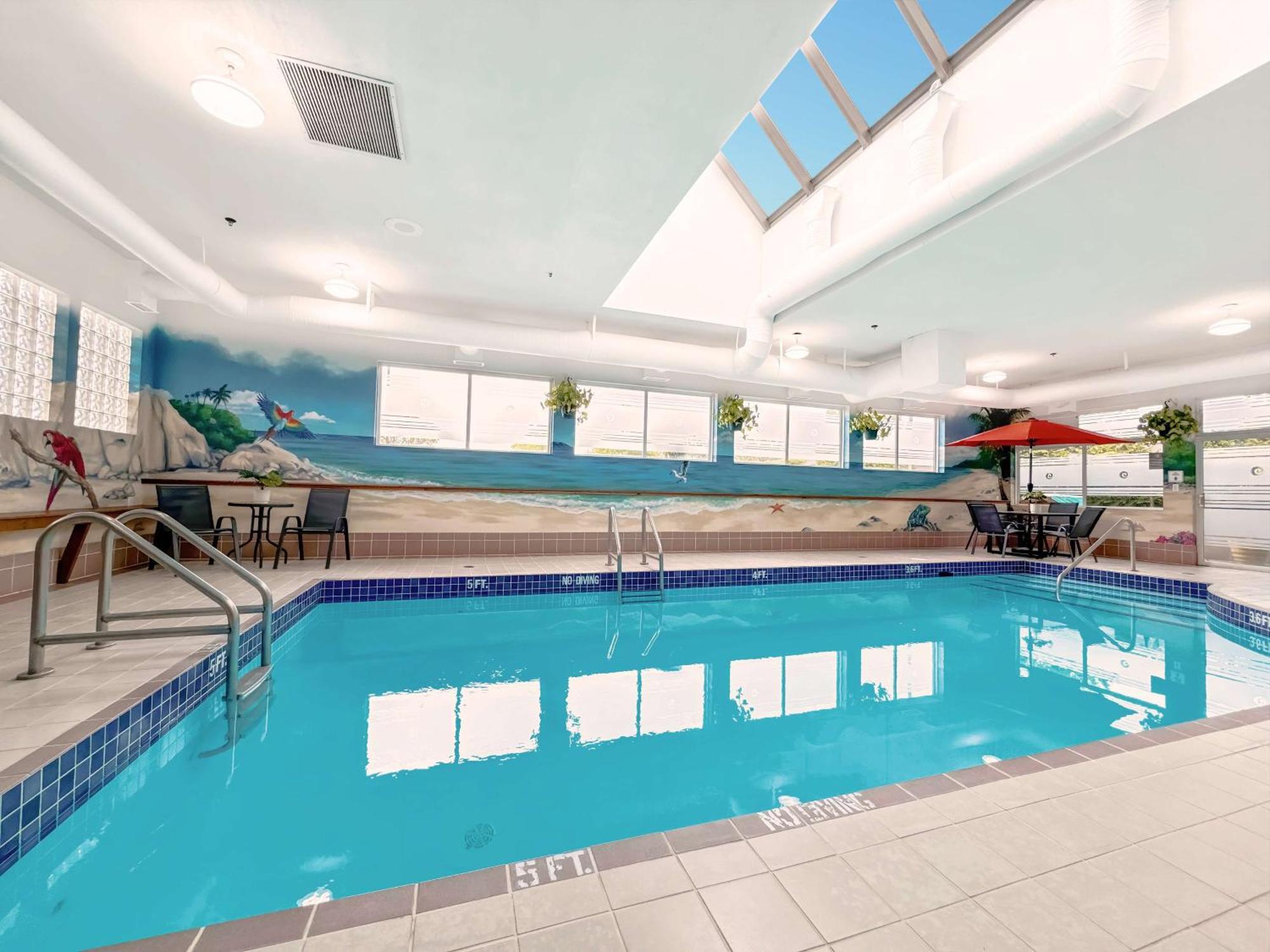 Coast Abbotsford Hotel & Suites Exteriör bild