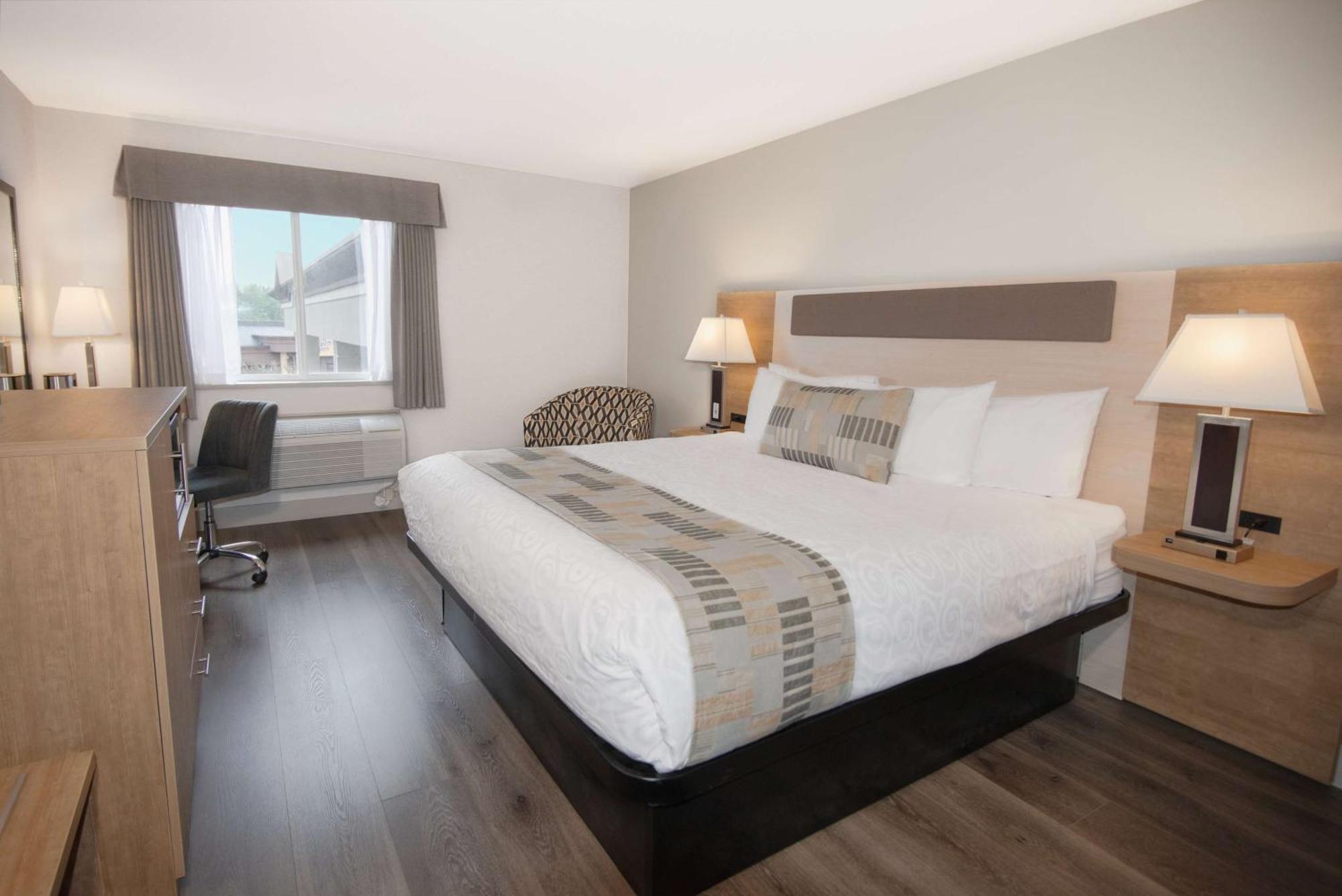Coast Abbotsford Hotel & Suites Exteriör bild